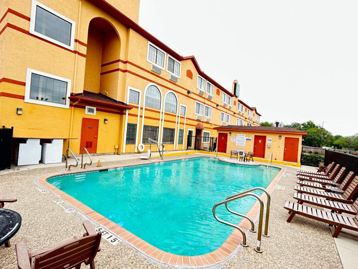 Quality Suites San Antonio Exterior photo