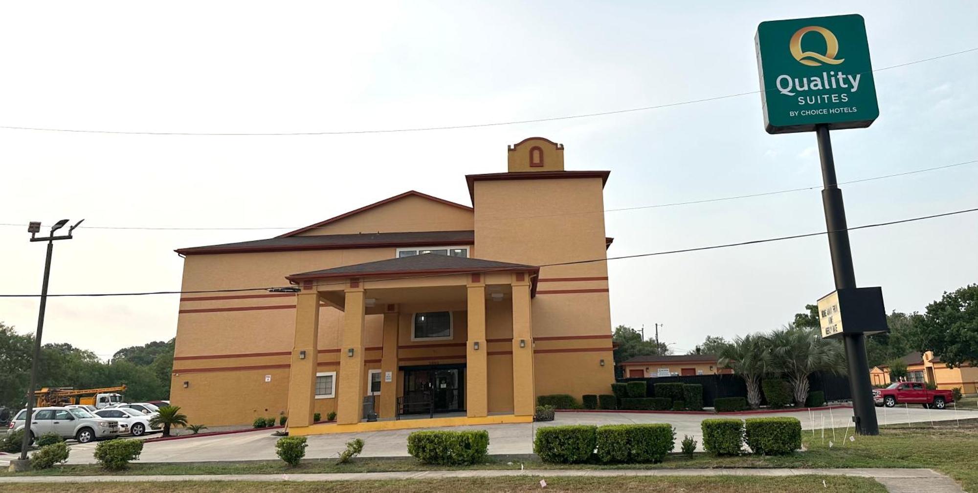 Quality Suites San Antonio Exterior photo