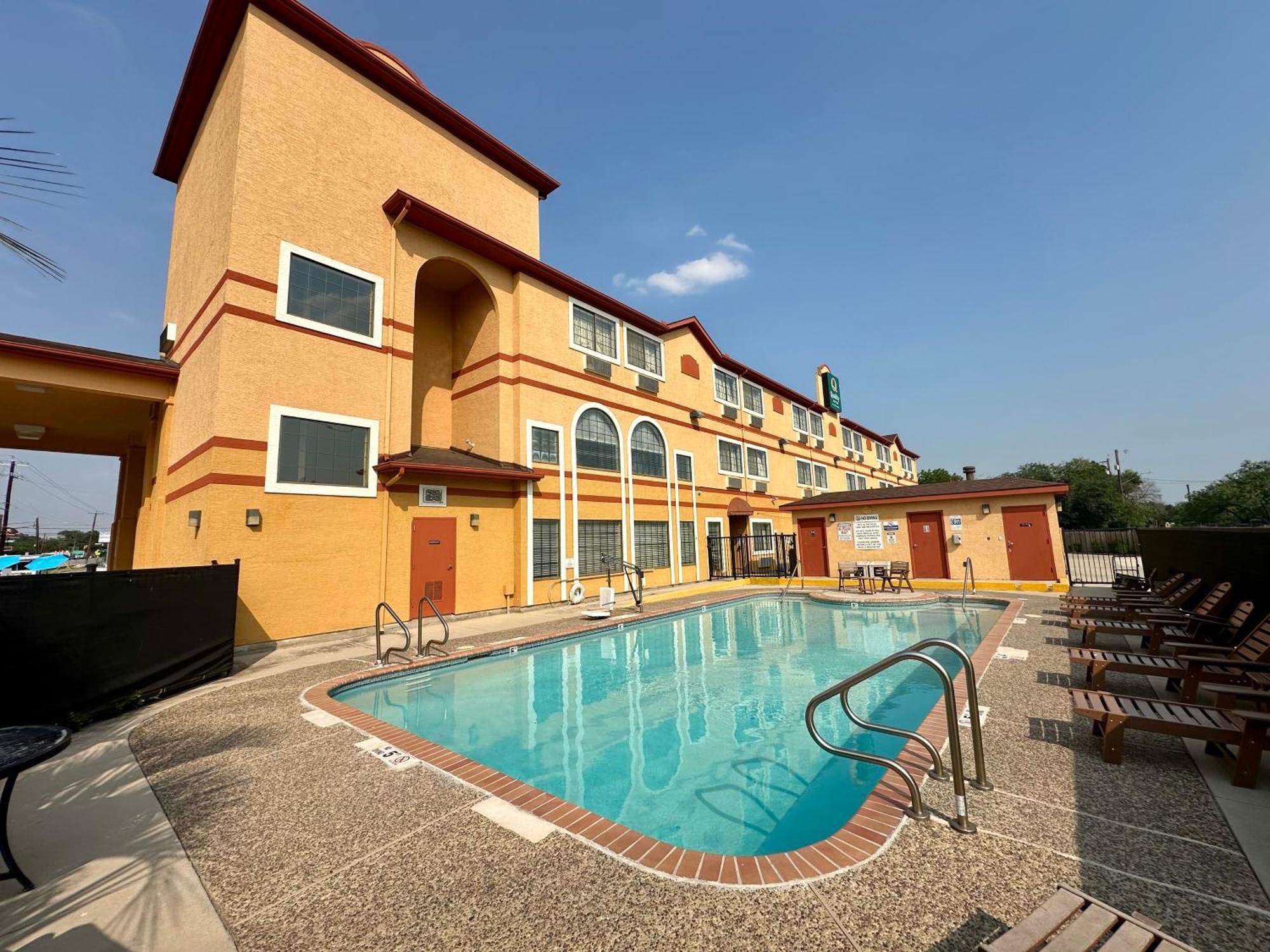 Quality Suites San Antonio Exterior photo